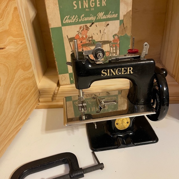 Vintage 1950s Singer Child’s Sewing Machine Model No. 20 w/ Original Box & Clamp - Picture 1 of 10